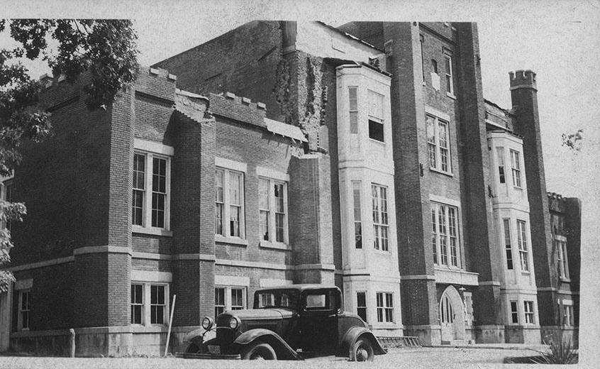 城堡建筑从1850年开始为校园服务，直到1946年倒塌.